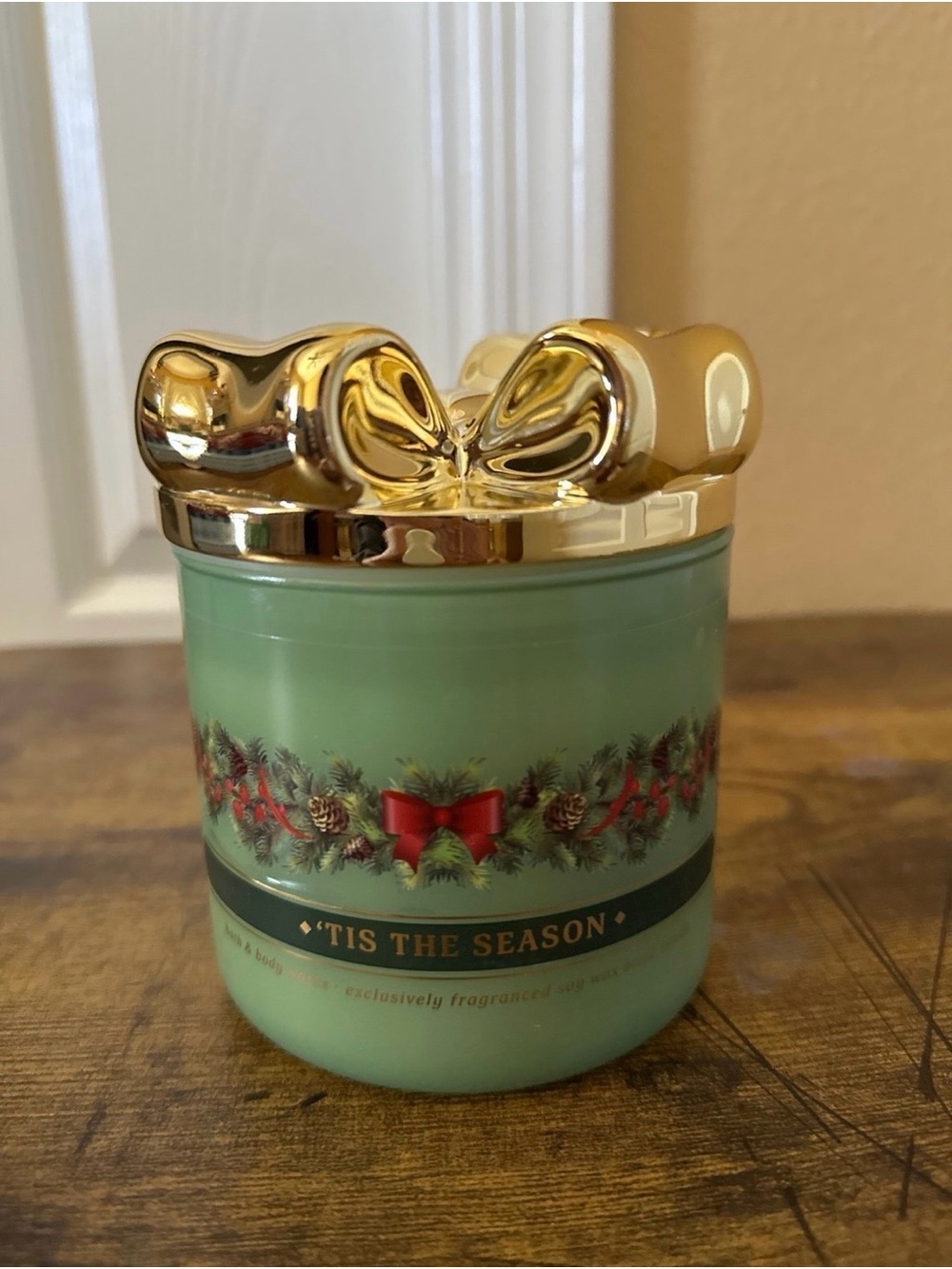 New Bath & Body Works Tis the Season Candle with Bow Lid.